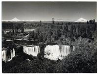 Salto del Pilmaiquén [y] volcanes Puntiagudo y Osorno [en la] Provincia de Osorno
