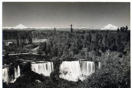 Salto del Pilmaiquén [y] volcanes Puntiagudo y Osorno [en la] Provincia de Osorno