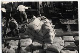 Desde un barco: desembarcando azúcar de caña para (CRAV)