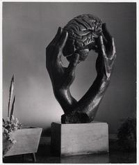 Escultura de Marta Colvin [en el] Instituto de Neurocirugía