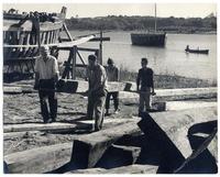 Botadura de un lanchón y se prepara la madera para el siguiente