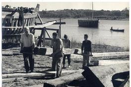 Botadura de un lanchón y se prepara la madera para el siguiente