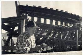 [Trabajador] desbasta con hacha los inmensos trozos de madera, robles mulinos y eucaliptus