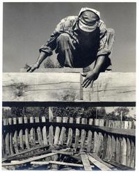 [Trabajador en sus labores de construcción en el astillero]