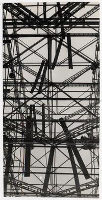 [Torre construida por el arquitecto Horacio Acevedo Davenport en la Quinta Normal]