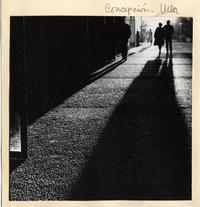 [Paseantes transitan por una calle de Concepción]