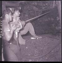 [Mineros en el subterráneo de la mina de carbón de Lota]