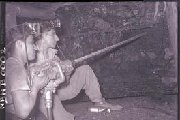 [Mineros en el subterráneo de la mina de carbón de Lota]