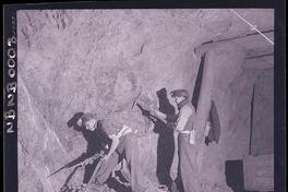 [Mineros en el subterráneo de la mina de carbón de Lota]