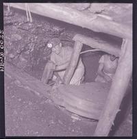 [Mineros en la galería subterránea de la mina]