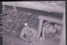 [Minero en la galería subterránea de la mina]