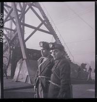 [Mineros junto a la torre de los pozos mineros]