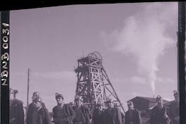 [Grupo de mineros en el exterior de la mina]