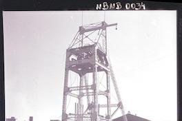 [mineros trabajando al exterior de la mina, y la estructura del ascensor]