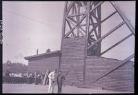 [Grupo de mineros en el exterior de la mina]