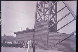 [Grupo de mineros en el exterior de la mina]