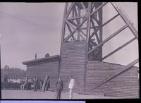 [Grupo de mineros en el exterior de la mina]