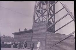 [Grupo de mineros en el exterior de la mina]