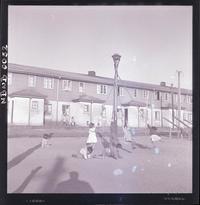 [Niños jugando en un barrio de Lota]