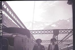 [Trabajadores mineros junto a ferrocarril minero]