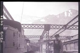 [Trabajador minero junto a ferrocarril minero]