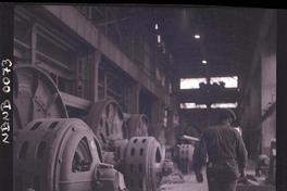 [Minero y maquinaria al interior de la mina]