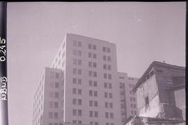 [Dos personas caminando por una calle frente la Moneda, vereda sur]