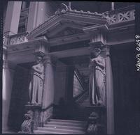 [Vestíbulo de acceso del Palacio de los Tribunales de Justicia, la escalera tiene a cada lado columnas con cariátide alegórica a la justicia]