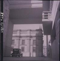 [Vista de un costado del Palacio de La Moneda]