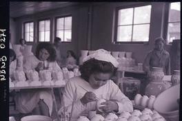[Niñas ceramistas trabajan en la decoración de objetos de cerámica. Fábrica de Cerámica de Lota, sección decorado]