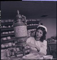 [Niña trabajando en un jarrón de cerámica]