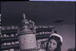 [Niña trabajando en un jarrón de cerámica]