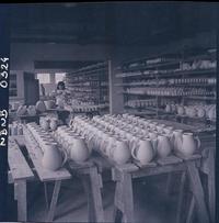 [Locera en sus labores de producción de cerámica]