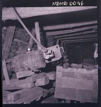 [Vaciamiento al carro de acarreo en la galería subterránea de la mina]