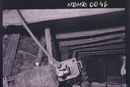 [Vaciamiento al carro de acarreo en la galería subterránea de la mina]