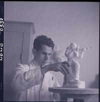 [Supervisando el trabajo en una figura de cerámica]