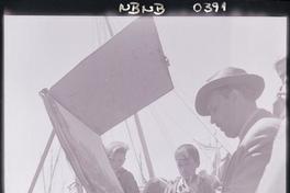 [Niños observan a Arturo Pacheco Altamirano, mientras pinta paisajes en la caleta de Angelmó]