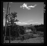 [Vista de las 5 compuertas que permiten regular el paso de las aguas por las tuberías]