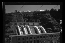 Aspectos de la central y su entorno : edificio de 10.000 m2 y las 5 tuberías de 52 m. de longitud, 3 de ellas tienen 2,30 m. de diámetro y las restantes 3,70 m. diámetro