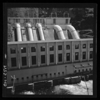 Aspectos de la central y su entorno : edificio de 10.000 m2 y las 5 tuberías de 52 m. de longitud, 3 de ellas tienen 2,30 m. de diámetro y las restantes 3,70 m. diámetro