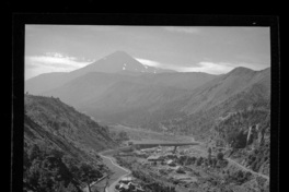 Bocatoma, barrera de 150 m. de largo, provista de compuertas que atajan el río Laja y desvían su caudal hacia el canal de aducción