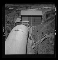 Casa de máquinas desde cámara de carga con la tubería en primer plano