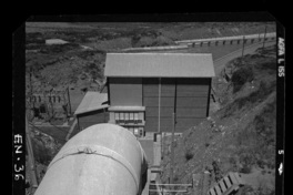 Casa de máquinas desde cámara de carga con la tubería en primer plano