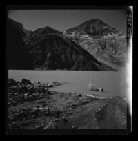 Laguna de la Invernada, formada por un tranque natural de lava del volcán Hornos