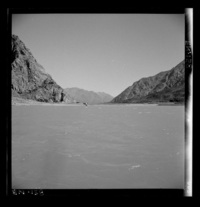 Laguna la Invernada con obras de toma [estructura hidráulica que alimenta un sistema de generación de energía hidroeléctrica]