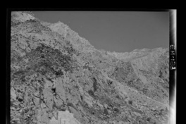 Laguna la Invernada con obras de toma [estructura hidráulica que alimenta un sistema de generación de energía hidroeléctrica]