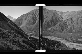 Aguas captadas por la bocatoma son conducidas por un túnel de aducción y por medio de una chimenea de equilibrio, que hace las veces de cámara de carga se regulan las aguas antes de verterlas por las cañerias hasta la central.