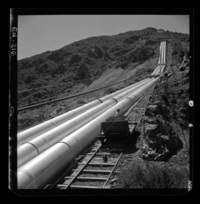 [Vista de ascensor que corre paralelo a tres tuberías de acero, lo que facilita el acceso para el servicio y la mantención