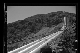 [Vista de ascensor que corre paralelo a tres tuberías de acero, lo que facilita el acceso para el servicio y la mantención
