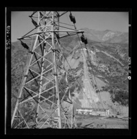 [Desarrollo de las tuberías desde la chimenea de equilibrio hasta la central y el entorno con gran vegetación en que predominan los cipreses]